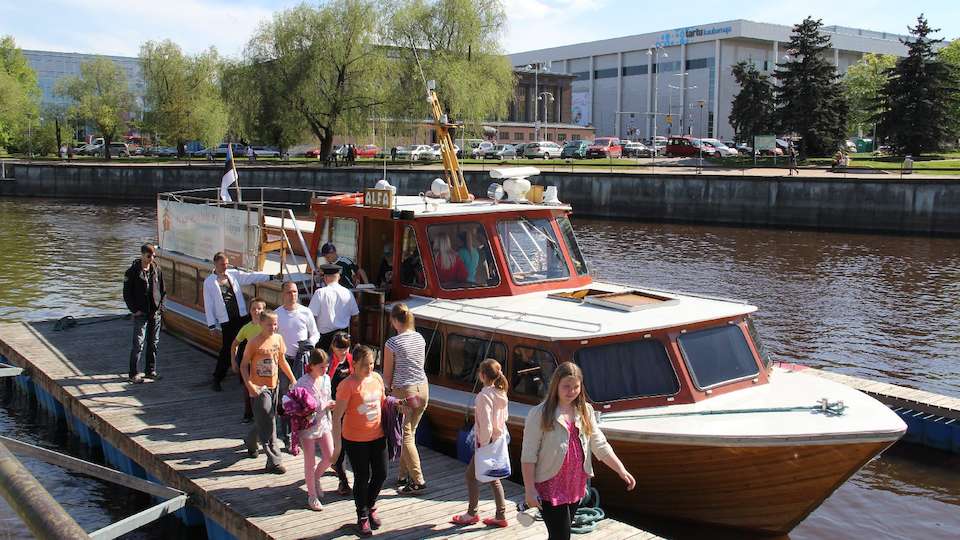 Family trip on Emajõgi with wooden ship M/s Alfa