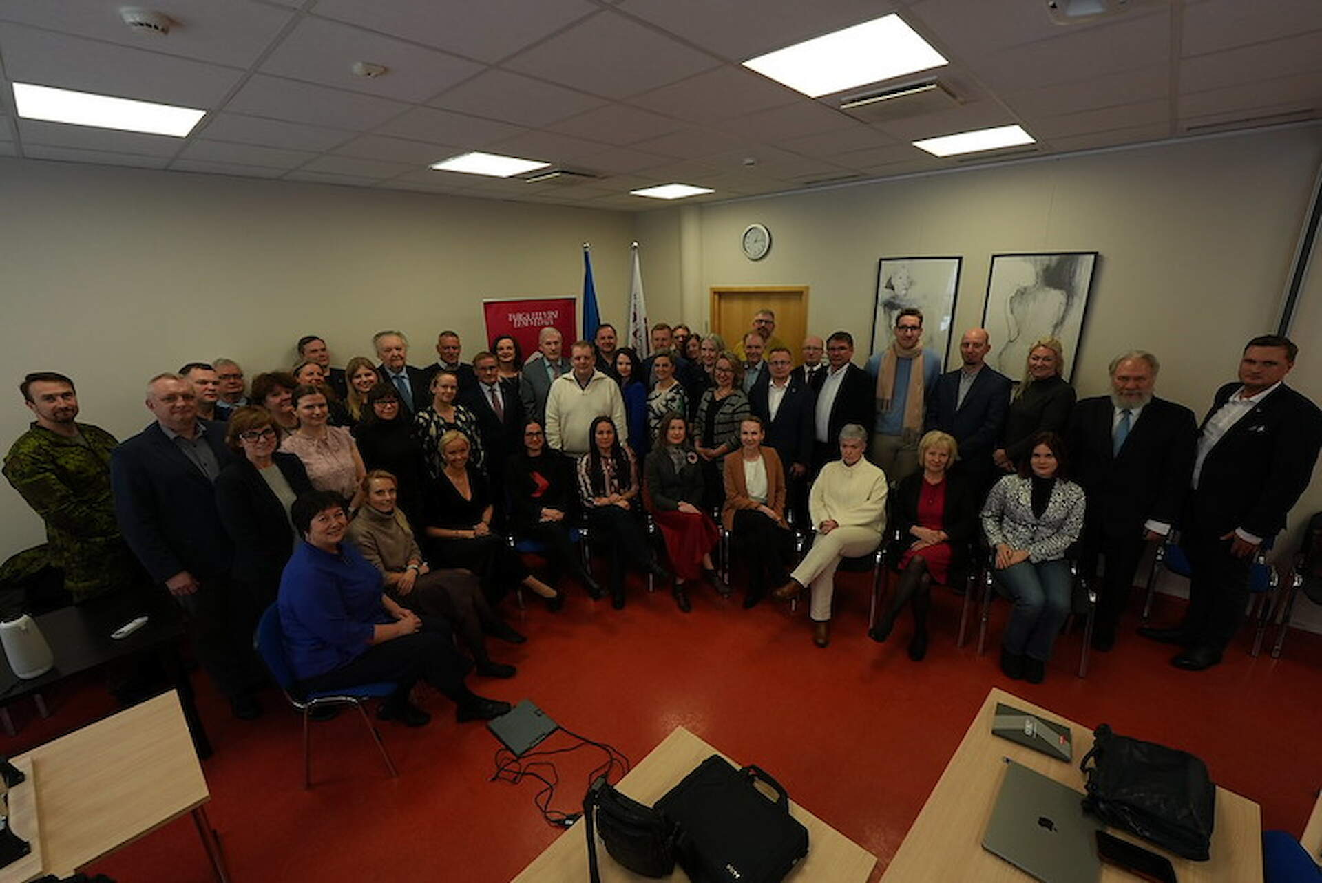 Tallinna &Uuml;likooli &uuml;hiskonnateaduste instituut (&Uuml;TI) on sotsiaalvaldkonna alase teadmise ja kogemuse kompetentsikeskus. Meie instituudis saab &otilde;ppida sotsiaalteadusi nii bakalaureuse-, magistri- kui ka doktori&otilde;ppes. Avatud on mikrokvalifikatsiooni &otilde;pe.